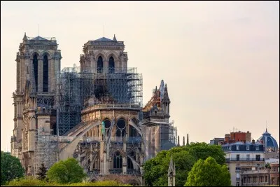 Quelle est cette ville célèbre pour sa cathédrale Notre-Dame et ses canaux ?