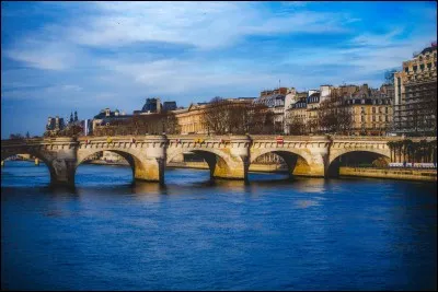 Quelle est cette ville surnommée "la cité des papes", chantée dans une comptine et qui est devenue par la suite célèbre pour son pont ?