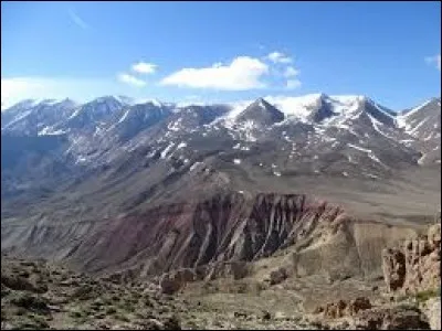 Comment s'appelle le massif montagneux qui traverse le Maghreb ?