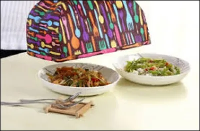 Je protège mes aliments avec couvercles ou films transparents.