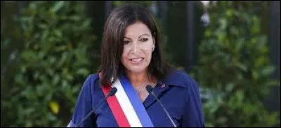 Anne Hidalgo est la première femme maire de Paris.
