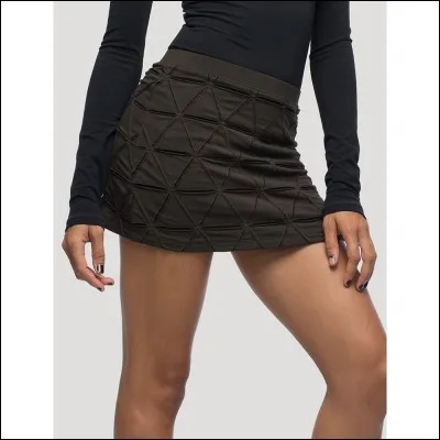 L'essor de la minijupe a été favorisé par un avantage objectif. Lequel ?