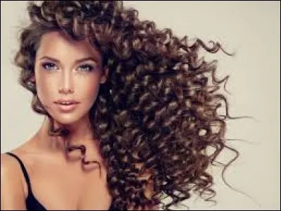 Quelle est la règle d'or pour démêler les cheveux bouclés ?