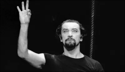 Ce danseur chorégraphe, connu pour ses mises en scène du "Sacre du Printemps", de "Messe pour le temps présent", a été directeur de ballets à Paris, Bruxelles et Lausanne. C'est ... Béjart.