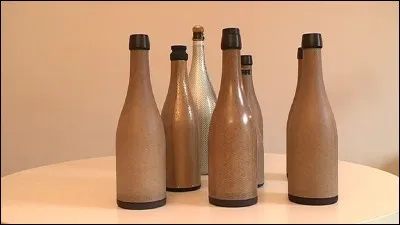 Faiblement min&eacute;ralis&eacute;e, l'eau plate de Volvic peut &ecirc;tre bue &agrave; volont&eacute;, y compris en cas de r&eacute;gime hyposod&eacute; ou de calculs r&eacute;naux.