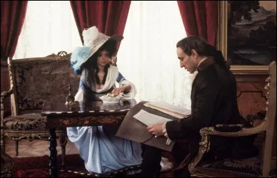 Dans le film, Constance, l'épouse de Mozart (interprétée par Elizabeth Berridge) supplie le compositeur de la cour d'aider son mari, en proie à d'énormes difficultés financières. Elle lui fait lire plusieurs partitions. Qu'advient-il de celles-ci ?