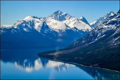Où se trouve le mont Waddington, situé entre Chilko Lake et l'Océan ?