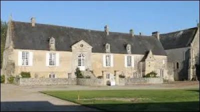 Nous sommes en Normandie devant le logis de l'abbaye abbatiale Sainte-Marie de Longues-sur-Mer. Commune sur le littoral de la Manche, elle se situe dans le département ...