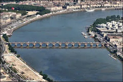 La Garonne passe à Bordeaux, dans le département de la Gironde.