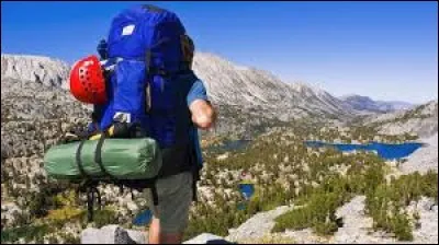 Cet homme a tout son ____________ sur son dos.