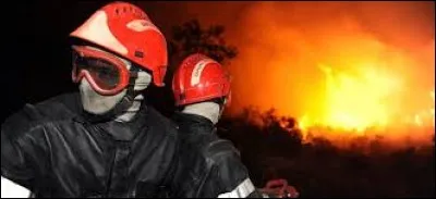 Hier, un _________ a mis le feu.