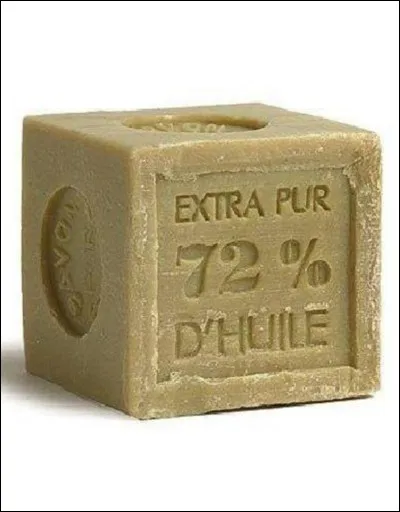 Pour fabriquer un savon biologique chez soi, il faut utiliser de l'huile v&eacute;g&eacute;tale, de la soude et de l'eau.