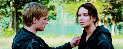 Tu es le dernier survivant avec l'autre personne de ton district mais il ne peut y avoir qu'un seul vainqueur...
Que fais-tu ?