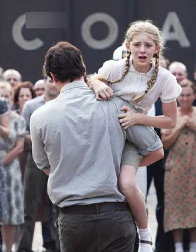 Si jamais ton petit frère ou ta petite sœur devait aller aux Hunger Games, te porterais-tu volontaire pour aller te battre à mort à sa place ?