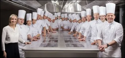 Quel chef étoilé de l'établissement de l'hôtel de ville de Crissier, en Suisse, est actuellement à la tête de cette brigade ?