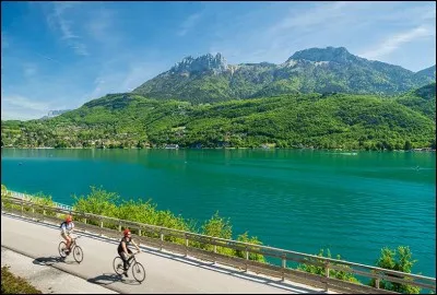 Le lac d'Annecy se situe dans le département de la Haute-Savoie (74).