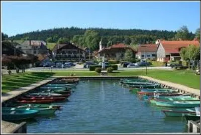 Nous terminons notre balade dans l'ancienne région Franche-Comté, à Saint-Point-Lac. Nous sommes dans le département ...
