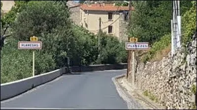 Nous sommes dans l'ancienne région Languedoc-Roussillon à l'entrée de Planèzes. Ville de la région naturelle du Fenouillèdes, il se situe dans le département ...