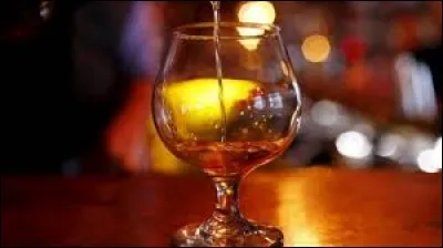 Quelle eau de vie est produite entre autres en Charente ?