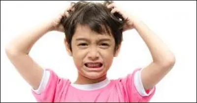 Mon enfant se gratte souvent la tête. Quel shampoing dois-je mettre pour combattre les poux ?