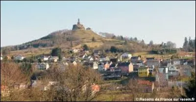 Voici une vue de Dabo (Moselle) et de son rocher. Les habitants de ce village sont des ...