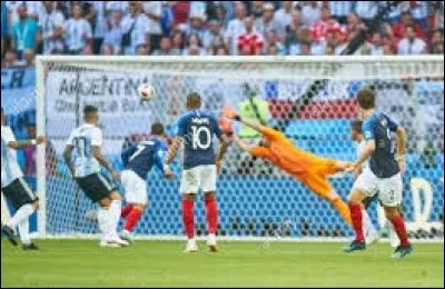 [Sports] 

Séquence nostalgie : Messi tourne le dos, boudeur. Benjamin Pavard vient de marquer un but d'anthologie en 8e de finale de la Coupe du monde 2018 : un véritable boulet stratosphérique, laissant Leo totalement apathique tout le reste du match. 
Un beau souvenir, non ?

Mais trêve de bavardage. 
Qui est le joueur n'ayant pas la même nationalité que les trois autres sur ces images ?