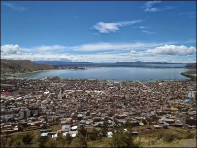 Quelle est cette ville du sud-est du P&eacute;rou, situ&eacute;e sur les rives du lac Titicaca ?