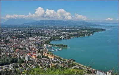 Quelle ville autrichienne est bord&eacute;e par le lac de Constance ?