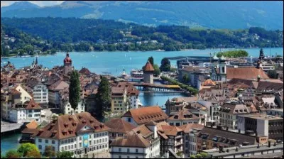 En bordure de quel lac se trouve la ville suisse de Lucerne ?