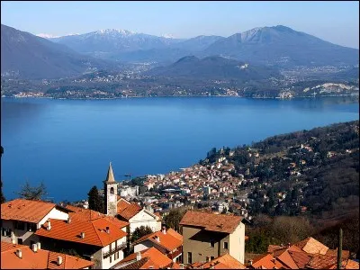 Quelle est cette ville italienne bord&eacute;e par le lac Majeur ?