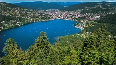 Quelle ville des Vosges est bord&eacute;e par un lac ?
