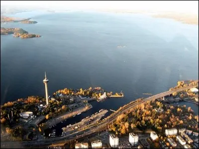 Quelle est cette importante ville finlandaise, situ&eacute;e entre deux lacs, dont le vaste N&auml;sij&auml;rvi avec ses 256,12 km2 de superficie ?