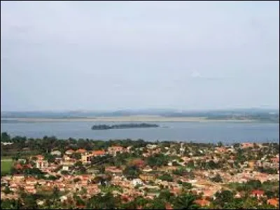 Quelle capitale africaine se situe aux abords imm&eacute;diats du lac Victoria ?