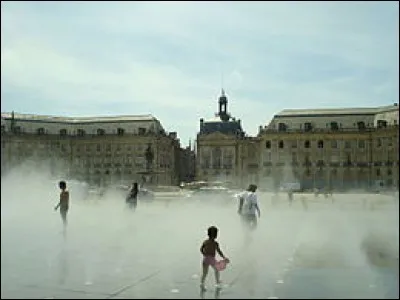 Ce miroir d'eau est une pièce d'eau peu profonde reflétant la place de la Bourse. Où peut-on le voir ?