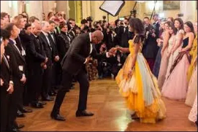 Qui a écrit le court récit "Le Bal" ?