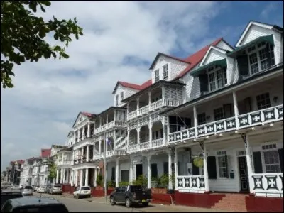 Dans lequel de ces pays l'architecture coloniale hollandaise est-elle encore visible ?