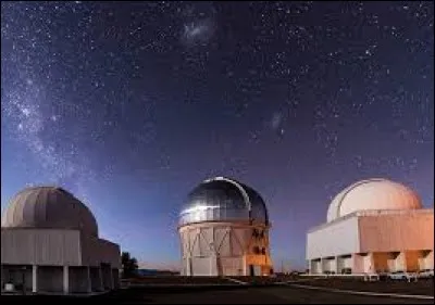 Cet endroit sec, au ciel souvent dégagé, situé à 2635 m d'altitude loin de sources lumineuses parasites est idéal pour observer l'espace.
Quel pays abrite le Very Large Telescope (VLT) ?