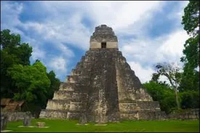 Quel pays d'Amérique centrale bordé par l'océan Pacifique et la mer des Caraïbes abrite la citadelle de Tikal ?