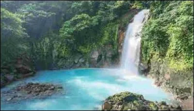 Surnommée "la Suisse de l'Amérique centrale", quelle est la première nation du monde à avoir constitutionnellement supprimé son armée ?