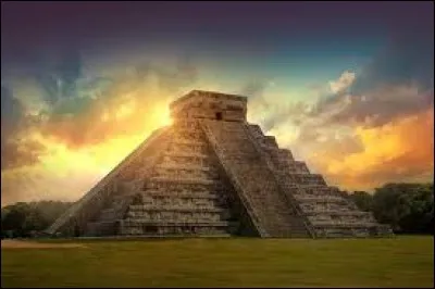 Dans quel pays peut-on gravir El Castillo, une immense pyramide à degrés ?