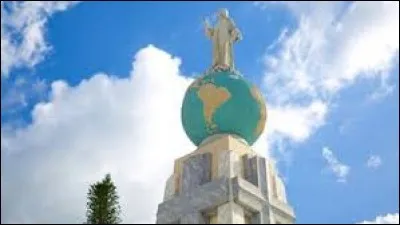 C'est le plus petit pays d'Amérique centrale et le seul à être tourné uniquement vers l'océan Pacifique. Jésus-Christ le divin sauveur du monde domine la place principale de la capitale... Quel est ce pays ?