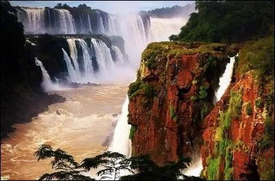 Quel pays sans accès à la mer possède une triple frontière avec le Brésil et l'Argentine (séparés par la rivière Iguazu et le fleuve Parama) ?