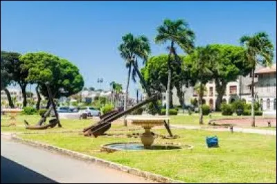 Dans quelle capitale sud-américaine peut-on se promener sur la place des Palmistes ?