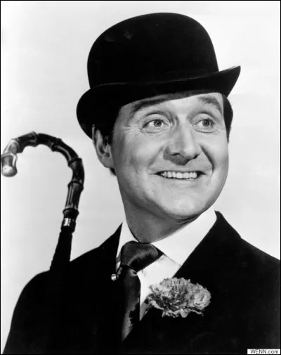 Qui est ce Patrick, acteur britanno-américain, devenu célèbre par son rôle de John Steed dans la sérié télévisée "Chapeau melon et bottes de cuir" mort en 2015 ?
