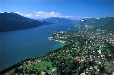 Cette ville française, située sur les rives du lac du Bourget, c'est :