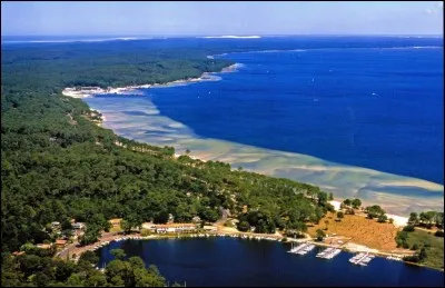 Quelle est cette ville des Landes, situ&eacute;e entre le lac de Cazaux et le lac de Parentis ?