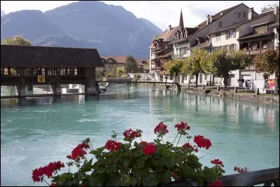 Cette ville suisse, situ&eacute;e entre le lac de Thoune et le lac de Brienz, c'est ...