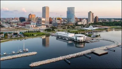 Quelle est, avec Chicago, l'autre grande ville am&eacute;ricaine situ&eacute;e en bordure du lac Michigan ?