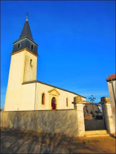 Voici l'église Saint-Pantaléon de Lanhères. Petit village Meusien de 65 habitants, il ne se situe pas ...