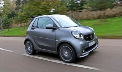 Je vous pr&eacute;sente la plus petite voiture de ce quiz. Cette micro citadine Daimler a &eacute;t&eacute; d&eacute;velopp&eacute;e avec la marque au losange. Quelle est cette auto ?